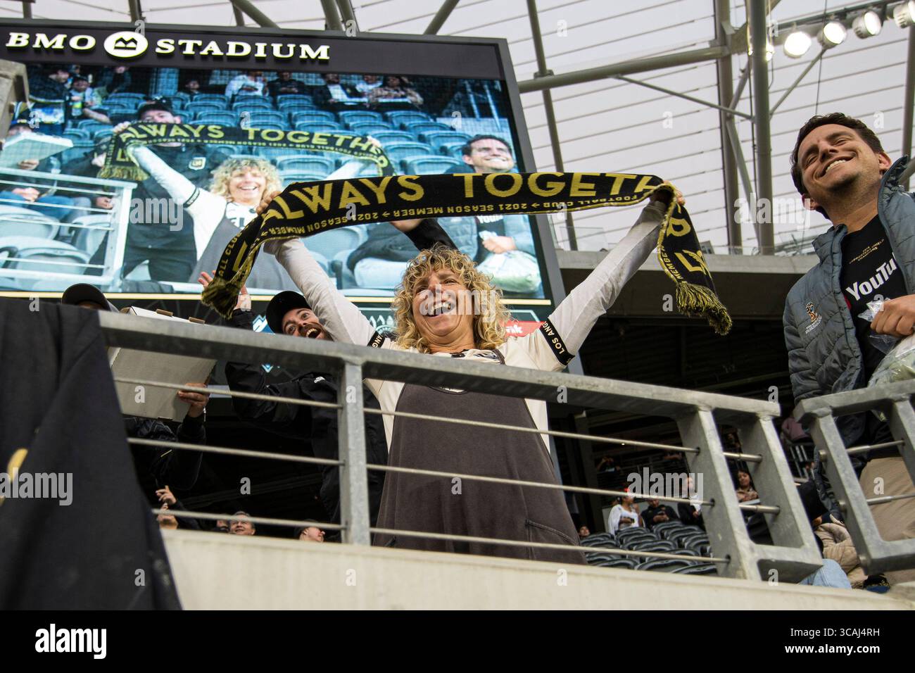 11. April 2023, Los Angeles, Kalifornien, USA: Ein LAFC-Fan schwingt einen Schal während des MLS-Viertelfinals zwischen LAFC und Vancouver im BMO Stadium. Endstand; LAFC 3:0 Vancouver. (Foto: © Jon Putman/SOPA Images via ZUMA Press Wire) Stockfoto