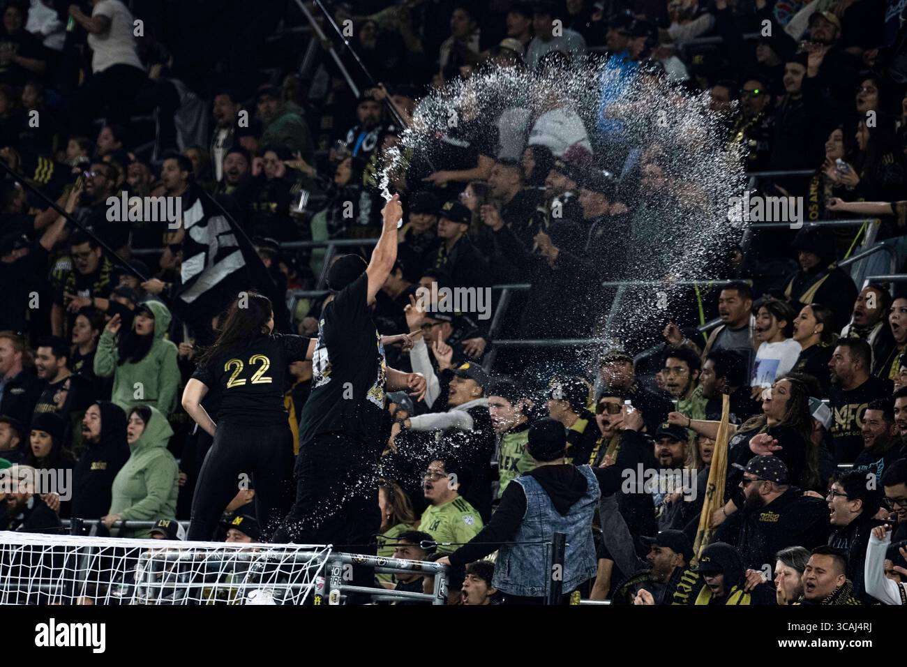 11. April 2023, Los Angeles, Kalifornien, Vereinigte Staaten: LAFC-Fans sahen beim MLS-Viertelfinale zwischen LAFC und Vancouver im BMO Stadium Anfeuerungen. Endstand; LAFC 3:0 Vancouver. (Foto: © Jon Putman/SOPA Images via ZUMA Press Wire) Stockfoto