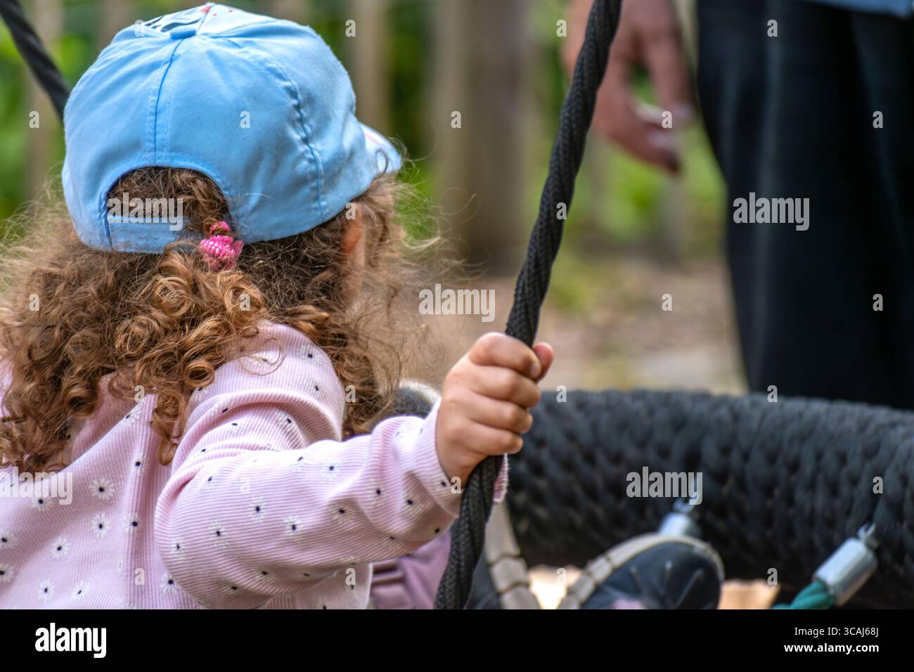 Kind spielt draußen, gute Aktivität und Sport für Gesundheit und psychische Gesundheit Stockfoto