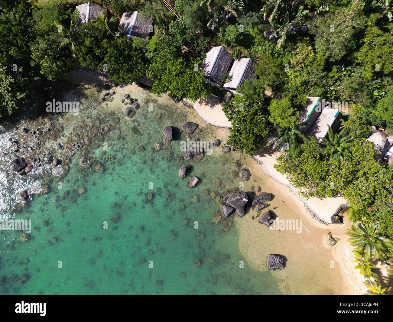 Drohnenaufnahme der Natoria Lodge, eingebettet in üppiges Grün im Herzen der Insel Sainte-Marie, Madagaskar - ein friedlicher Öko-Rückzugsort in der Nähe der Küste. Stockfoto