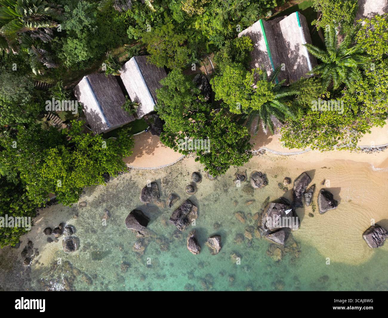 Drohnenaufnahme der Natoria Lodge, eingebettet in üppiges Grün im Herzen der Insel Sainte-Marie, Madagaskar - ein friedlicher Öko-Rückzugsort in der Nähe der Küste. Stockfoto