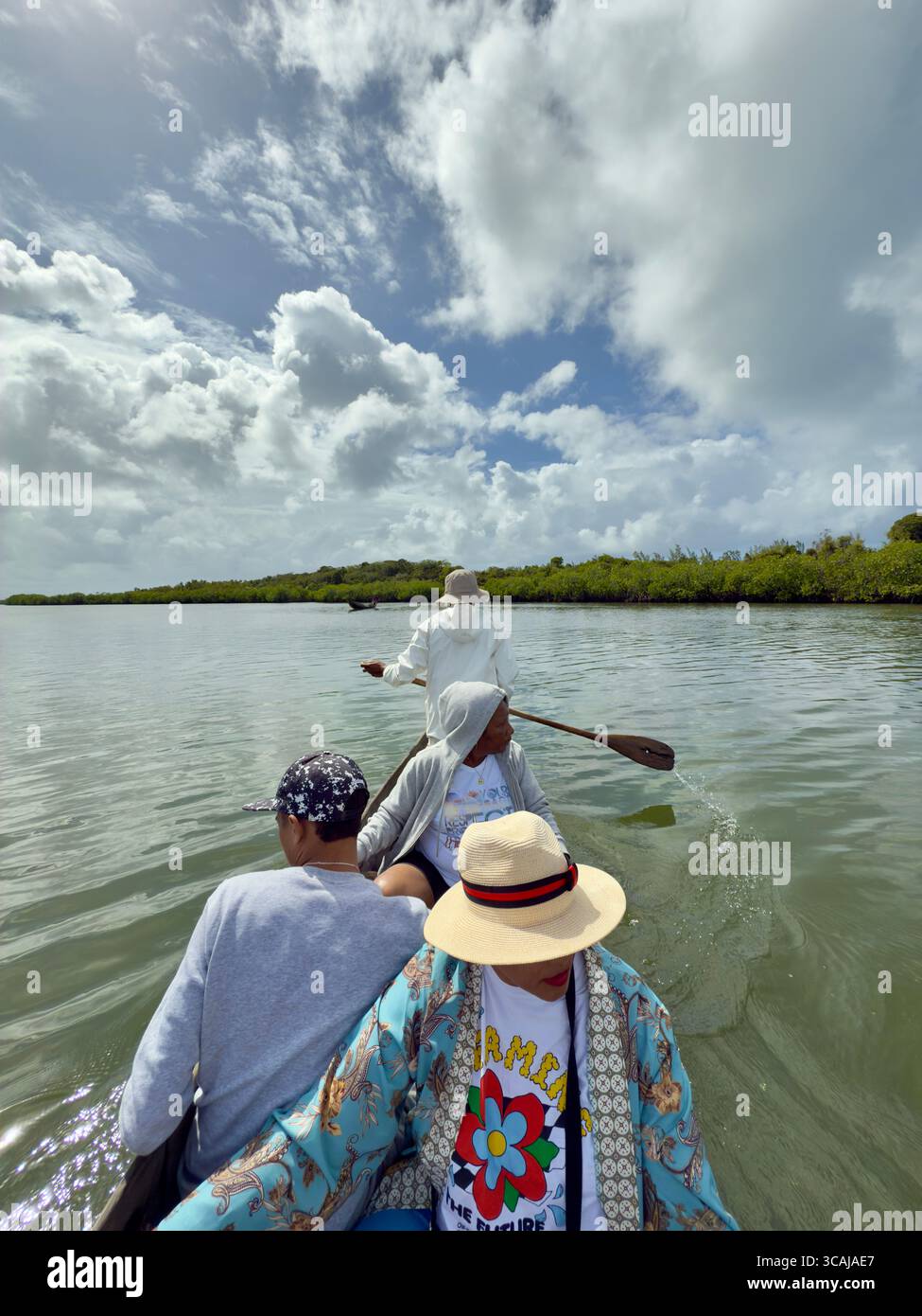 Holzboot für lokale Touren auf der Insel Sainte-Marie, Madagaskar - eine friedliche Möglichkeit, die Schönheit der Küste und die Unterwasserwelt der Insel zu erkunden. Stockfoto