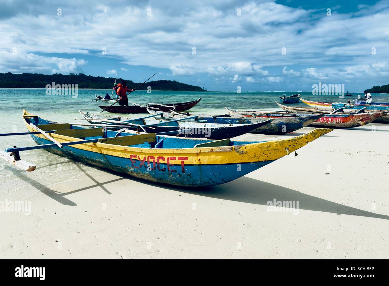 Holzboot für lokale Touren auf der Insel Sainte-Marie, Madagaskar - eine friedliche Möglichkeit, die Schönheit der Küste und die Unterwasserwelt der Insel zu erkunden. Stockfoto