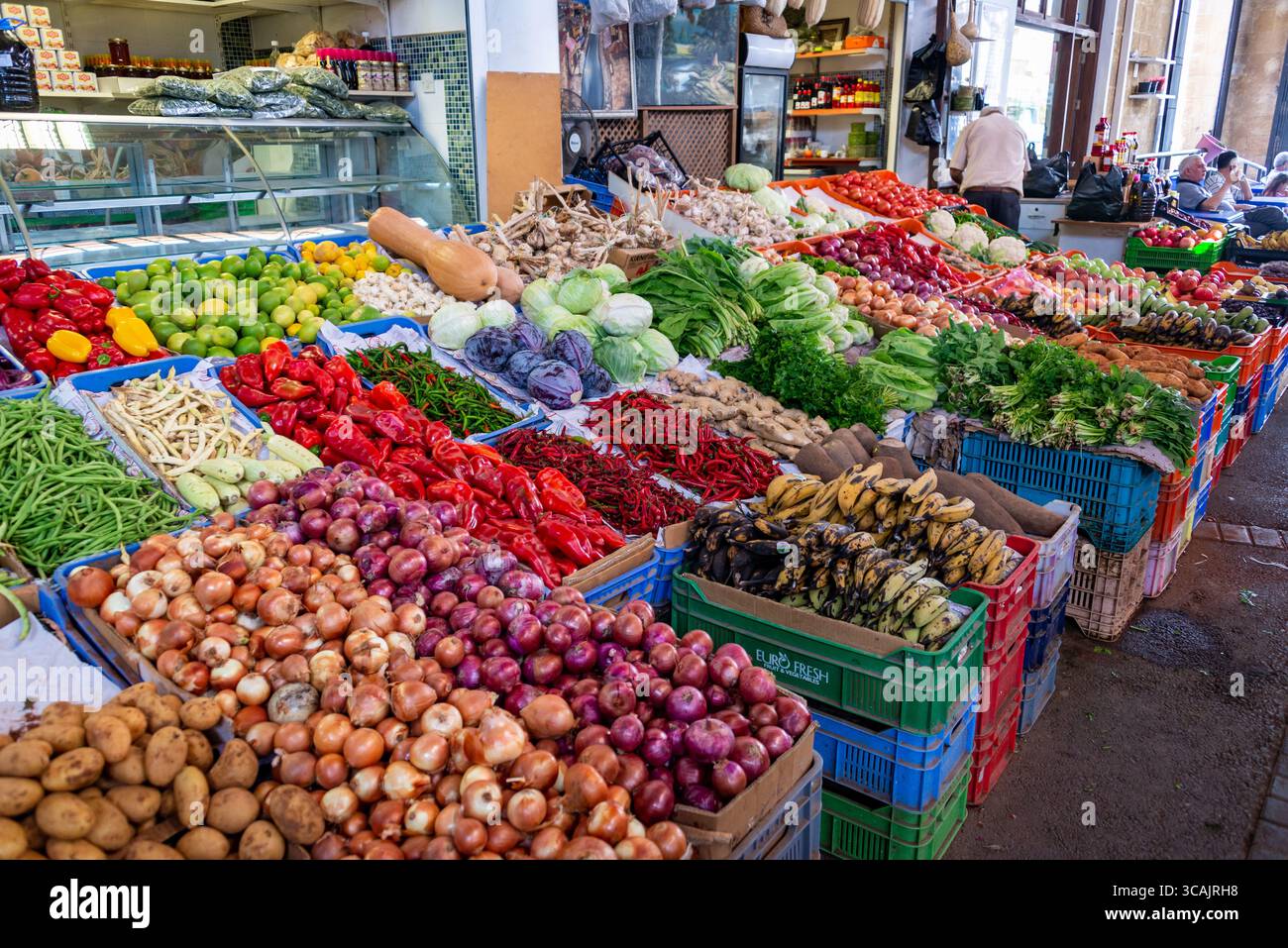 NIKOSIA, NORDZYPERN - 1. OKTOBER 2021: Produkte zum Verkauf auf dem Stadtmarkt in Nikosia, Nordzypern Stockfoto