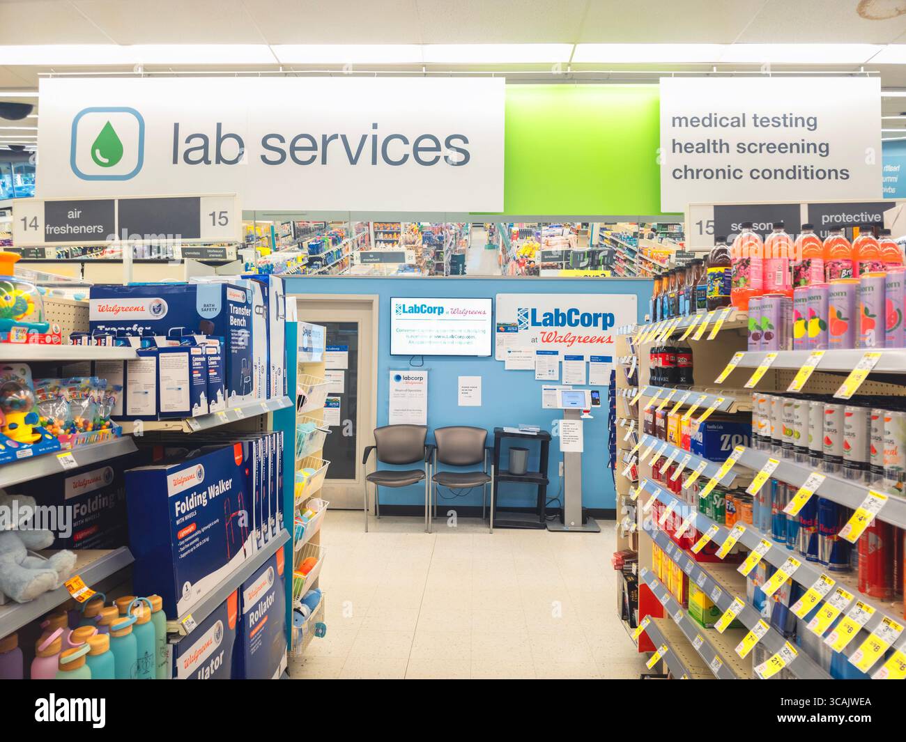 New Hartford, NY - 15. Juli 2025: Nahaufnahme der LabCorp Sektion in der Walgreens Pharmacy, es ist Teil der Labordienste, die Walgreen begonnen hat, zu p Stockfoto
