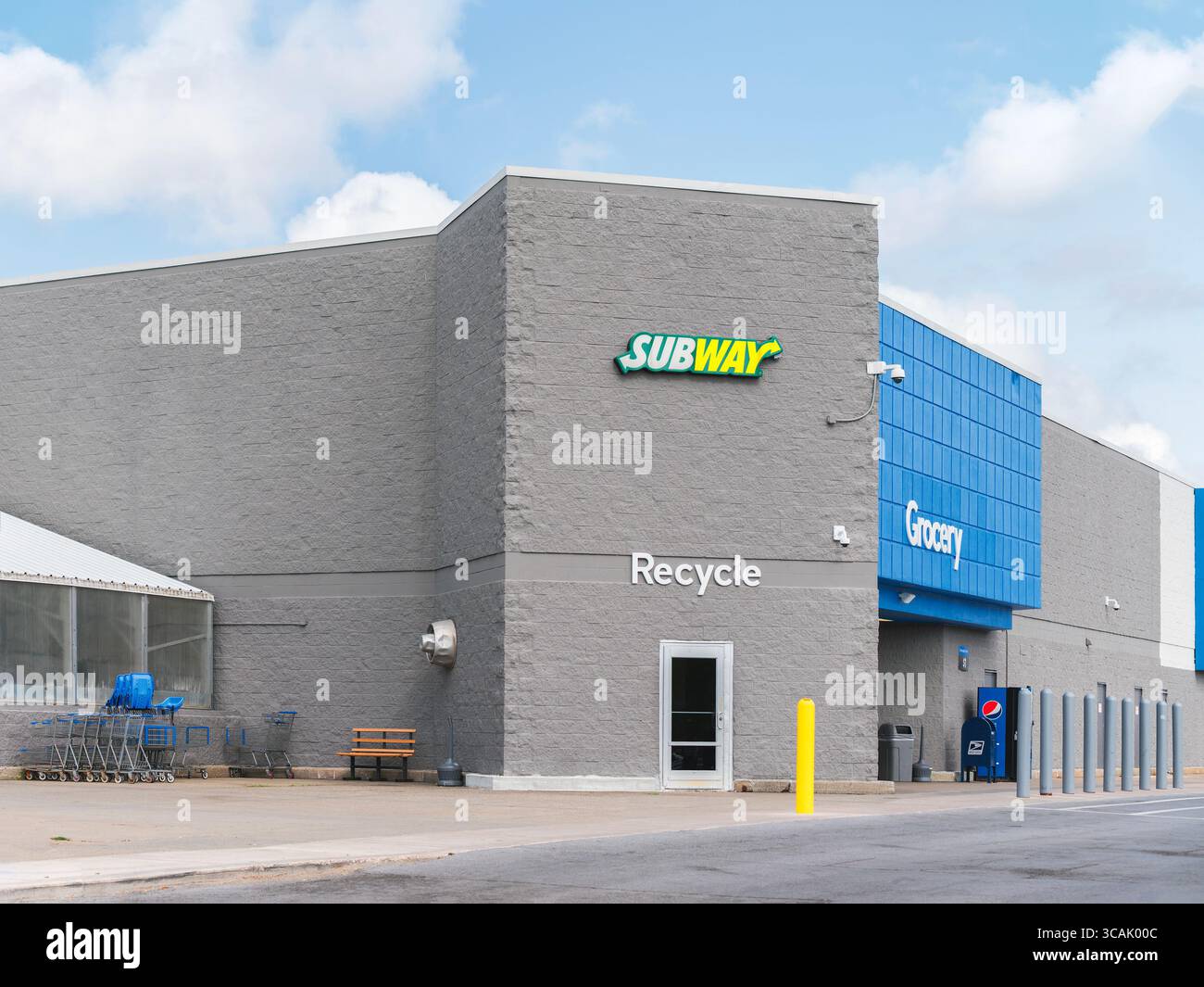 Utica, NY - 5. Juli 2025: Nahaufnahme des Walmart Supercenter-Eingangs 'Grocery' mit U-Bahn-Beschilderung und Recycle Center, Walmart ist auf der Nummer auf t Stockfoto