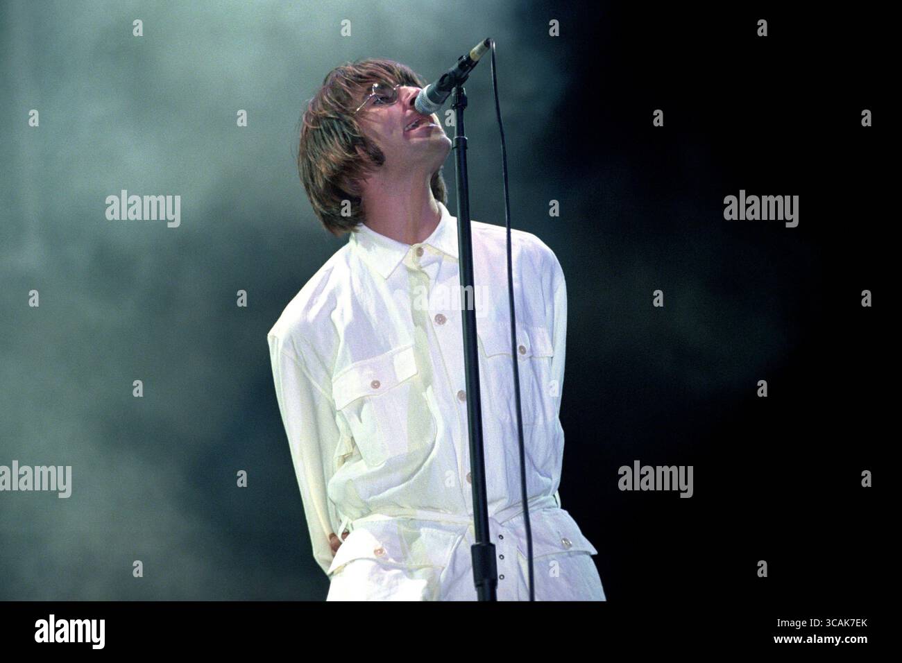 Aktenfoto vom 08/96 von Liam Gallagher aus Oasis beim Konzert in Knebworth in Hertfordshire. Oasis war die „erschütterndste“ Performance im Murrayfield Stadium in Edinburgh, als sie 2009 zuletzt dort spielten, laut einer Analyse seismischer Daten. Ausgabedatum: Donnerstag, 7. August 2025. Stockfoto