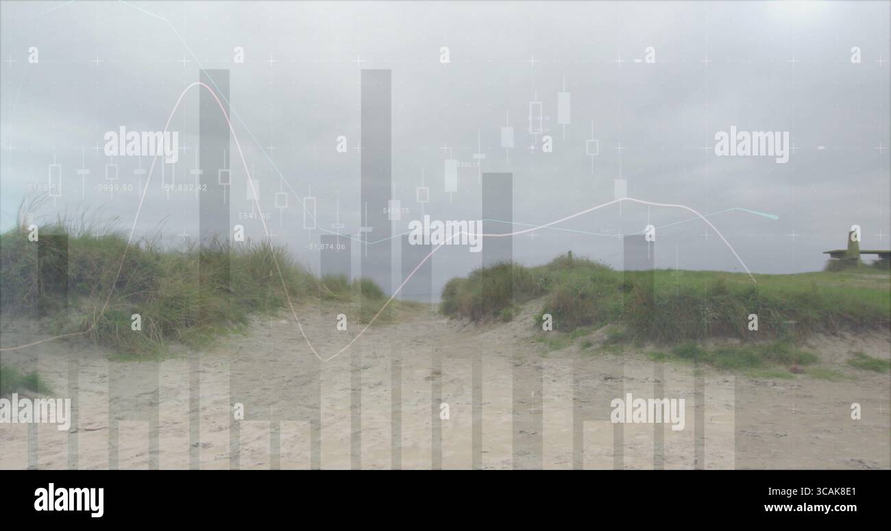 Gewundener sandiger Pfad, der sich durch grasbewachsene Dünen an der Küste mit bewölktem Himmel zieht Stockfoto