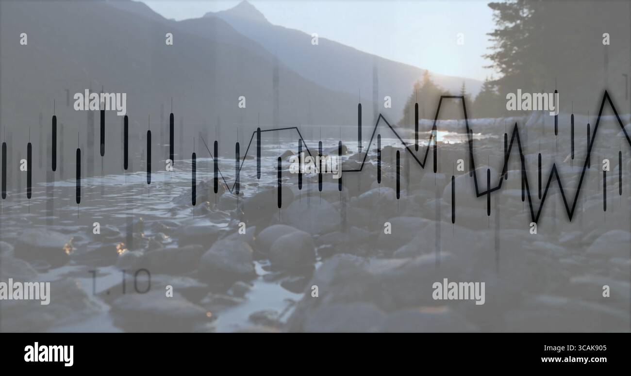 Fließender, flacher Bach über glatten Flussfelsen im Bergtal, mit Überlagerung der Finanzpläne Stockfoto