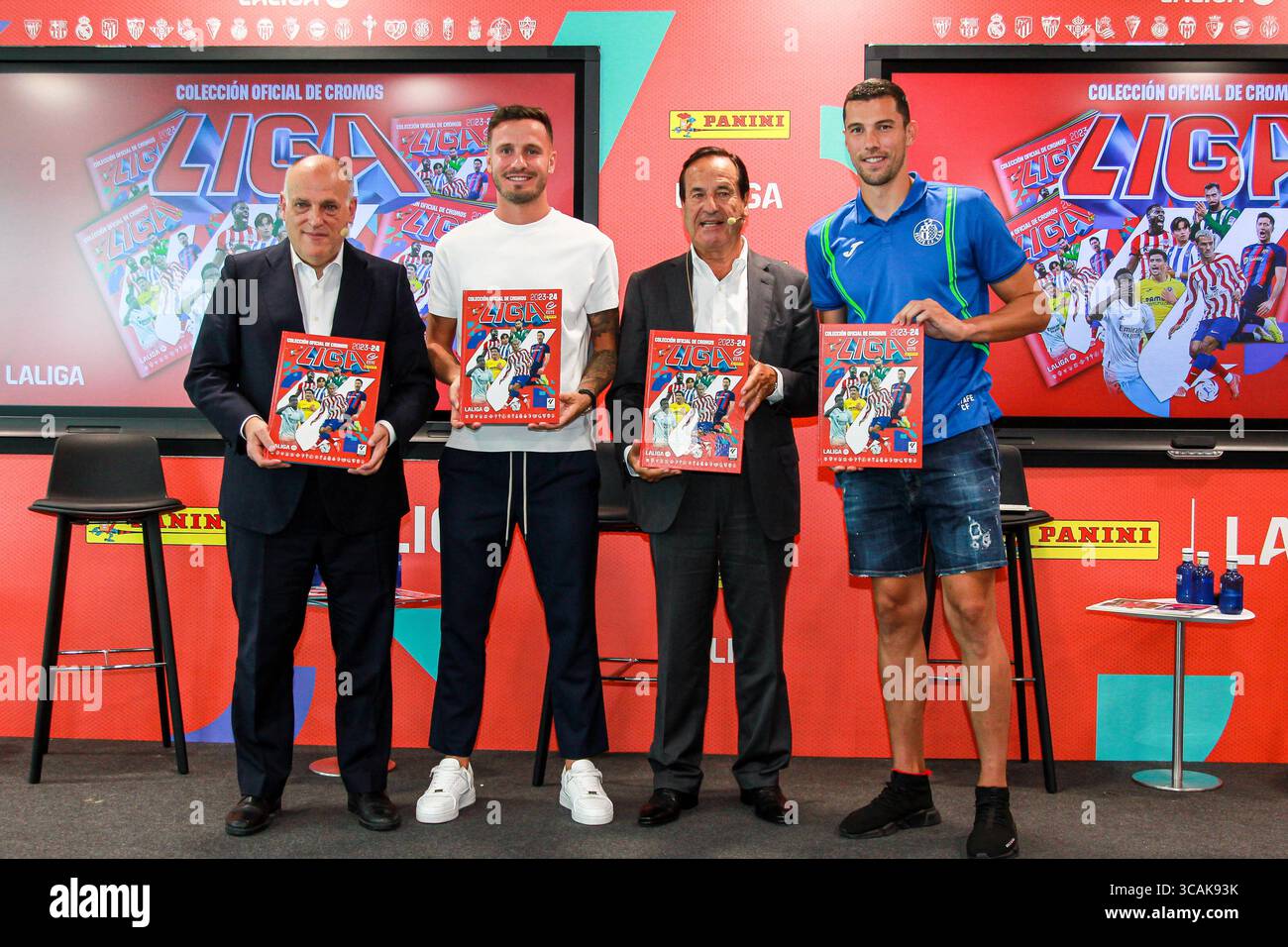 13. September 2023: Javier Tebas, Präsident von La Liga, Lluis Torrent, Präsident von Panini, Saul Niguez von Atletico de Madrid und David Soria, Spieler von Getafe CF, posieren für Foto während der Präsentation des Panini La Liga EA Sports Albums am 13. September 2023 in Madrid. (Kreditbild: © Irina R. Hipolito/AFP7 via ZUMA Press Wire) Stockfoto