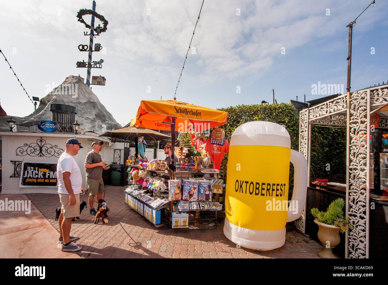 17. September 2017, Huntington Beach, Kalifornien: Ein riesiger aufgeblasener bierstein flankiert einen Souvenirstand während des Oktoberfestes im German Ethnic Old World Village in Huntington Beach, CA. (Kreditbild: © Spencer Grant/ZUMA Press Wire) Stockfoto