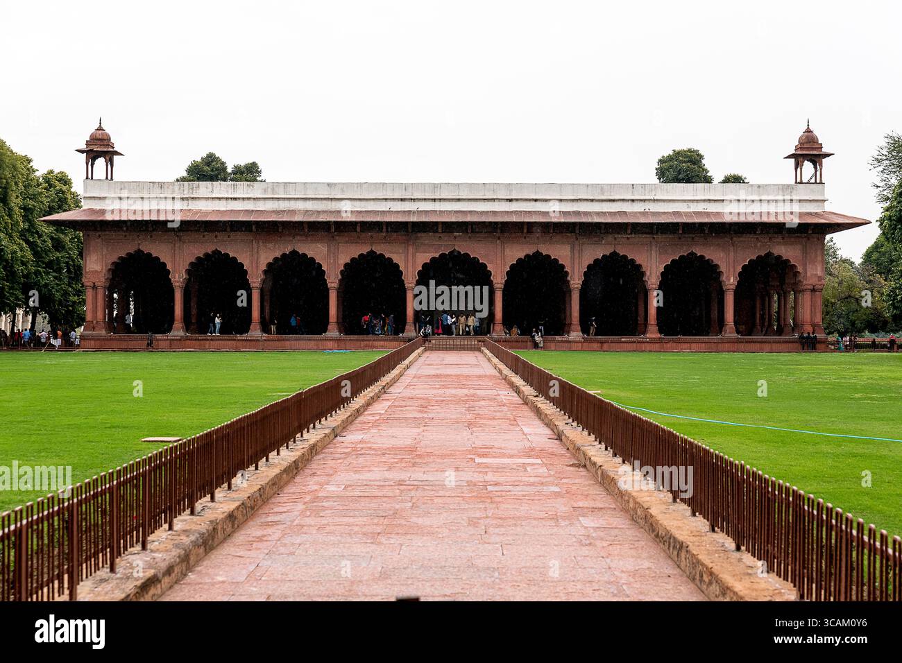 Die Diwan-i-AAM (Hall of Public Audience) in Delhis Rotem Fort, einem roten Sandsteinpavillon, in dem Mogulkaiser Hof für die Öffentlichkeit hielten. Stockfoto
