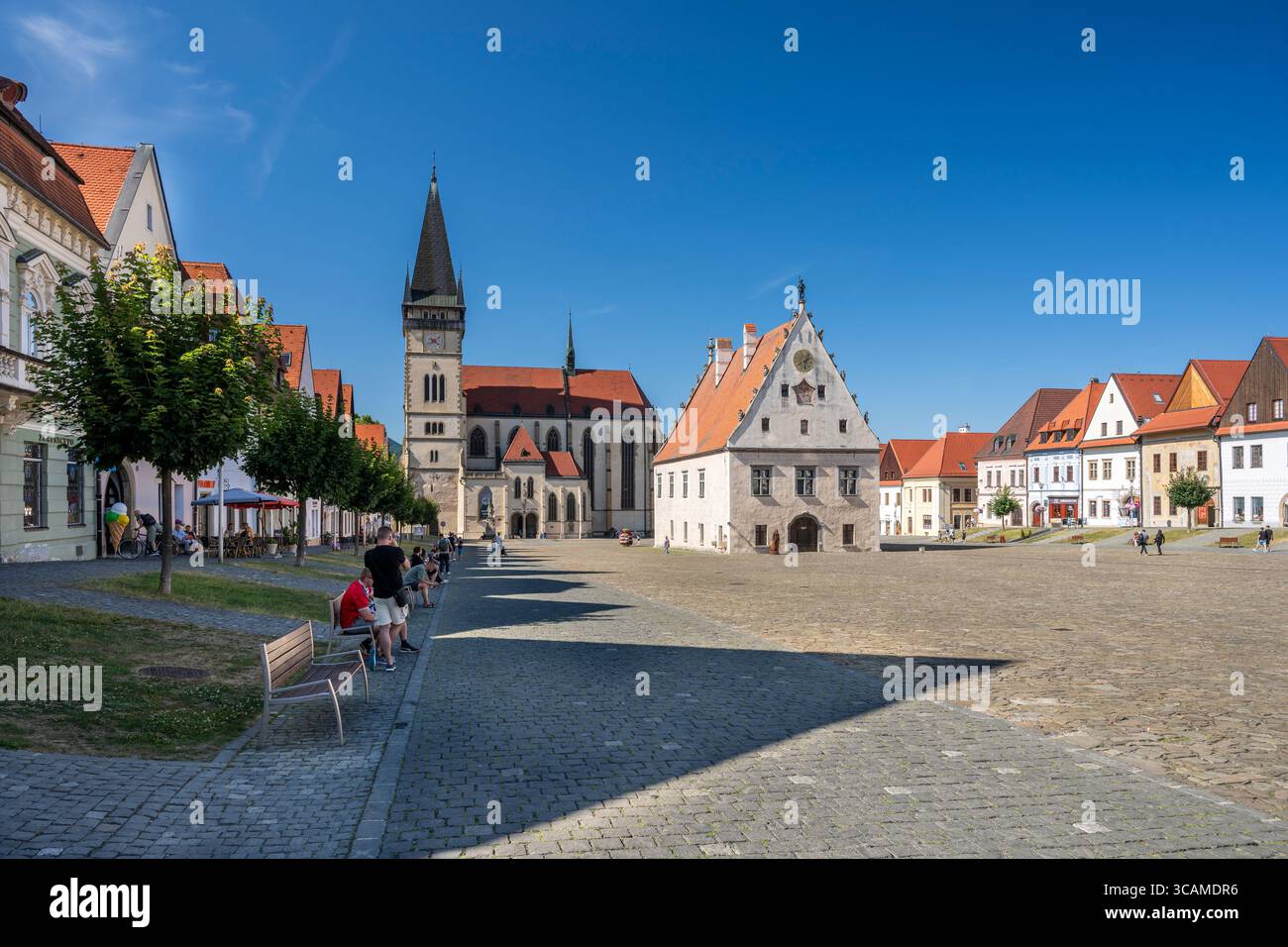 Rathausplatz (Radnicne namestie) mit Kirche St. Aegidius, Bardejov, Presov, Slowakei Stockfoto
