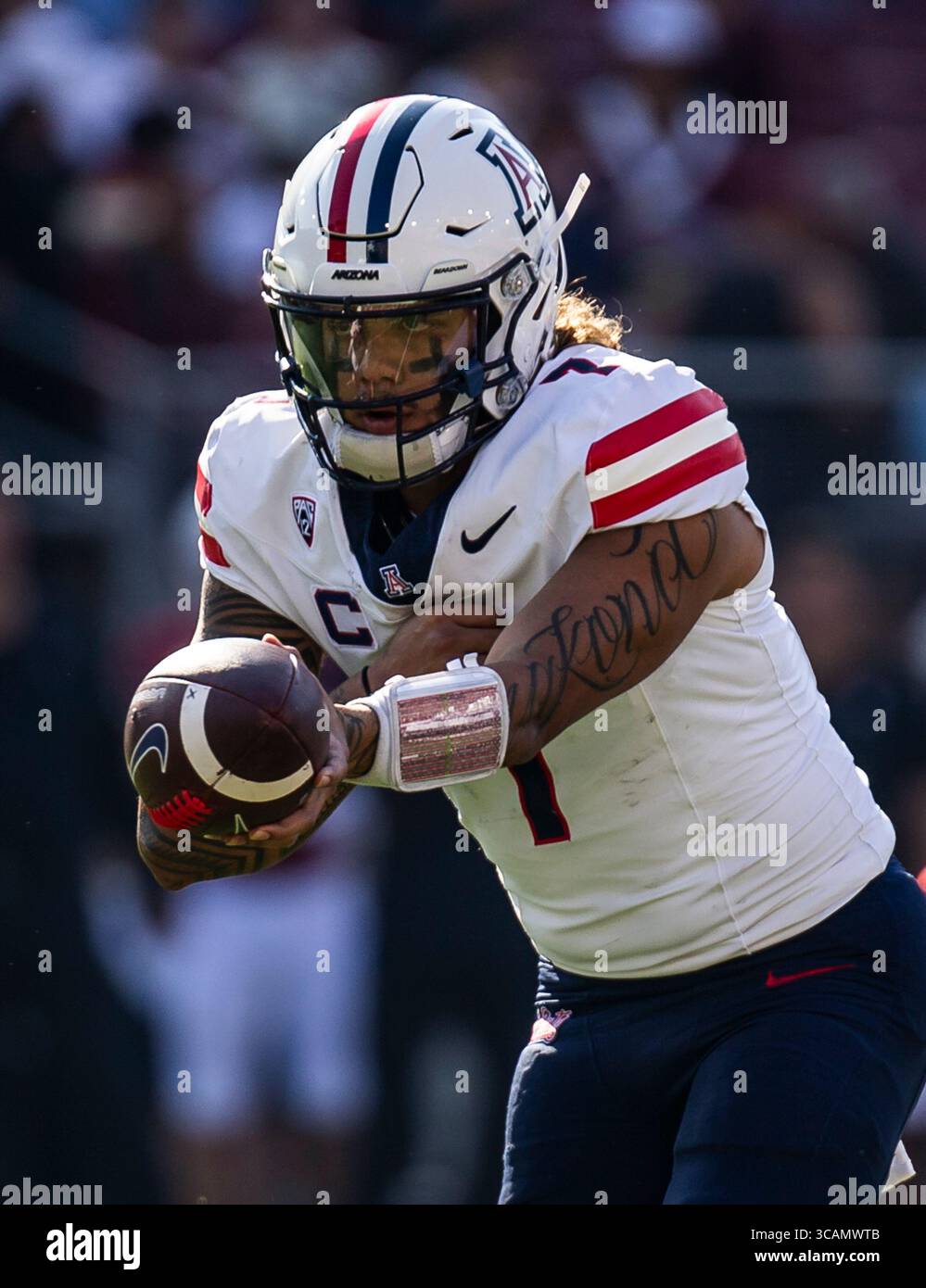 23. September 2023 Palo Alto, CA USA der Arizona Quarterback Jayden de Laura (7) übergibt den Ball während des NCAA Football-Spiels zwischen den Arizona Wildcats und dem Stanford Cardinal. Arizona besiegt Stanford 21-20 im Stanford Stadium Palo Alto, CA Thurman James / CSM (Foto: © Thurman James/CSM via ZUMA Press Wire) Stockfoto