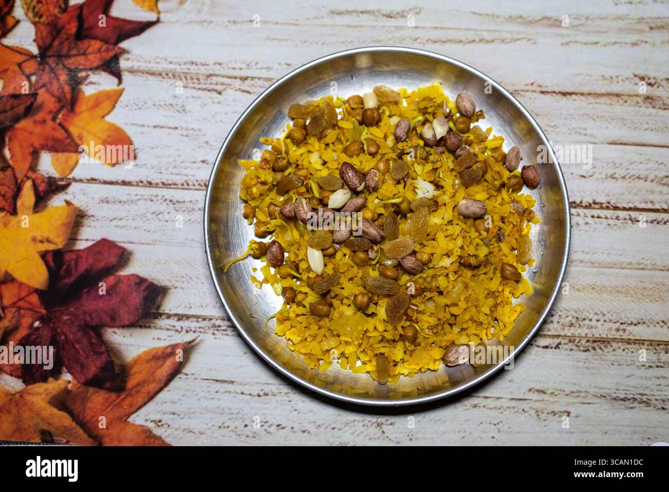 Frisches, hausgemachtes Poha oder flacher Reis im Innenbereich Stockfoto