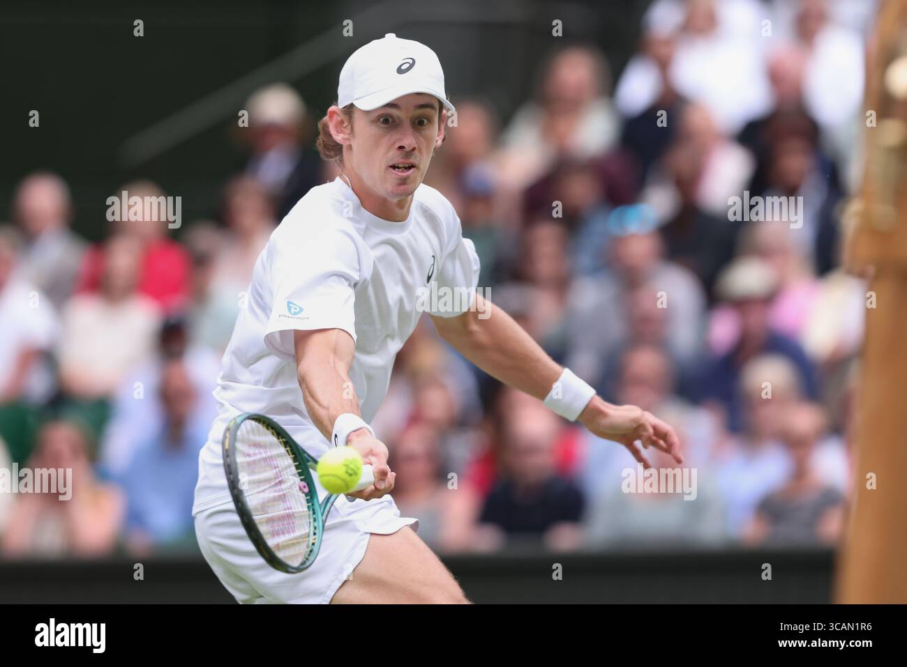Der australische Tennisspieler Alex de Minaur spielte 2025 bei den Wimbledon Championships in London, England, Großbritannien. Stockfoto