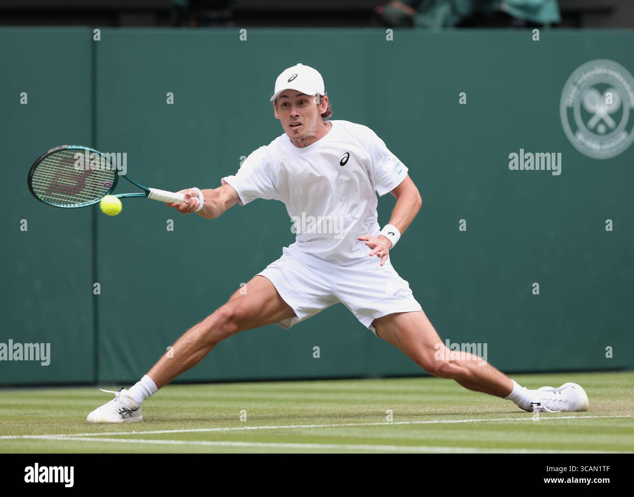 Der australische Tennisspieler Alex DE Minaur spielte 2025 bei den Wimbledon Championships in London, England, Großbritannien. Stockfoto