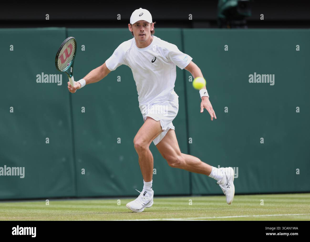 Der australische Tennisspieler Alex de Minaur spielte 2025 bei den Wimbledon Championships in London, England, Großbritannien. Stockfoto