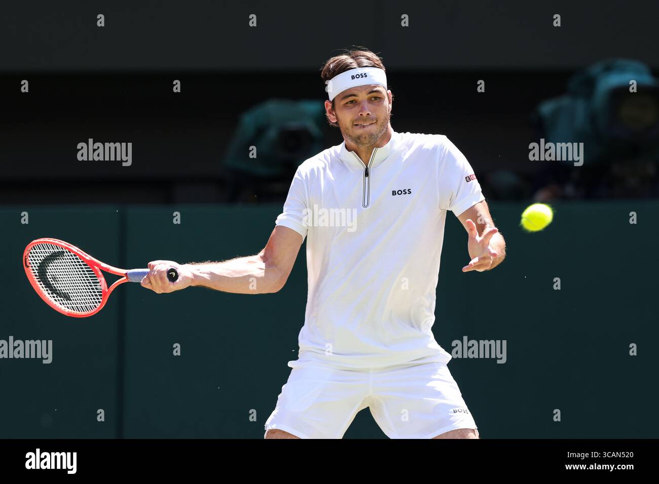 Der US-amerikanische Tennisspieler Taylor Fritz (USA) im Einsatz bei den Wimbledon Championships 2025 in London, England, Großbritannien. Stockfoto