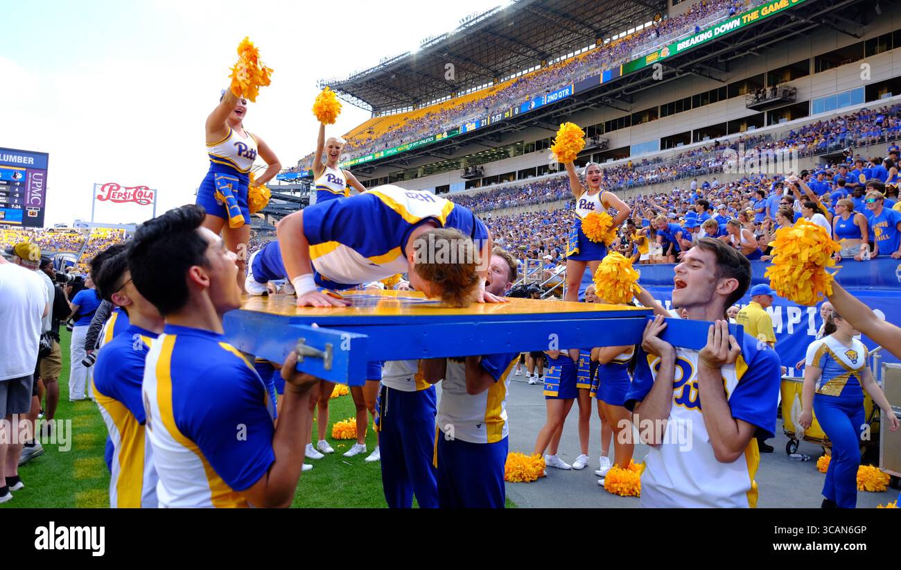 SEPTEMBER 2023: Cheerleader feiern während der Pitt Panthers vs Wofford Terriers in Pittsburgh, PA. Jason Pohuski/CSM (Foto: © Jason Pohuski/CSM via ZUMA Press Wire) Stockfoto