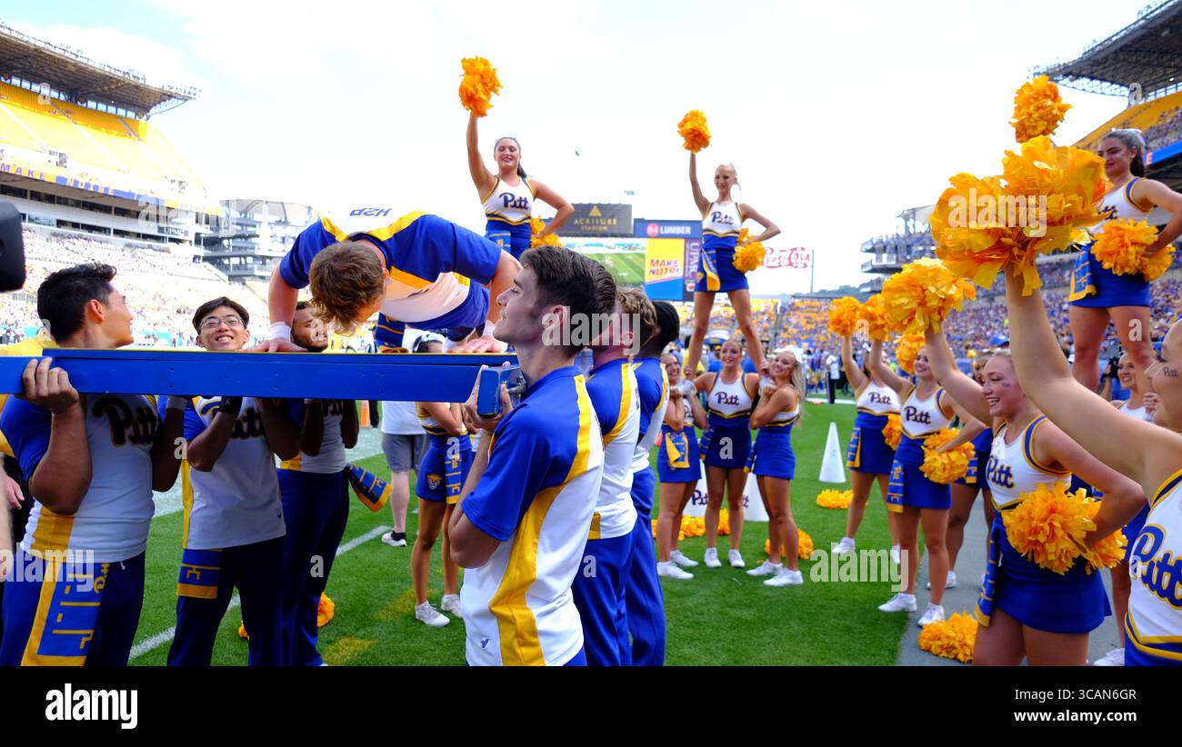 SEPTEMBER 2023: Cheerleader feiern während der Pitt Panthers vs Wofford Terriers in Pittsburgh, PA. Jason Pohuski/CSM (Foto: © Jason Pohuski/CSM via ZUMA Press Wire) Stockfoto