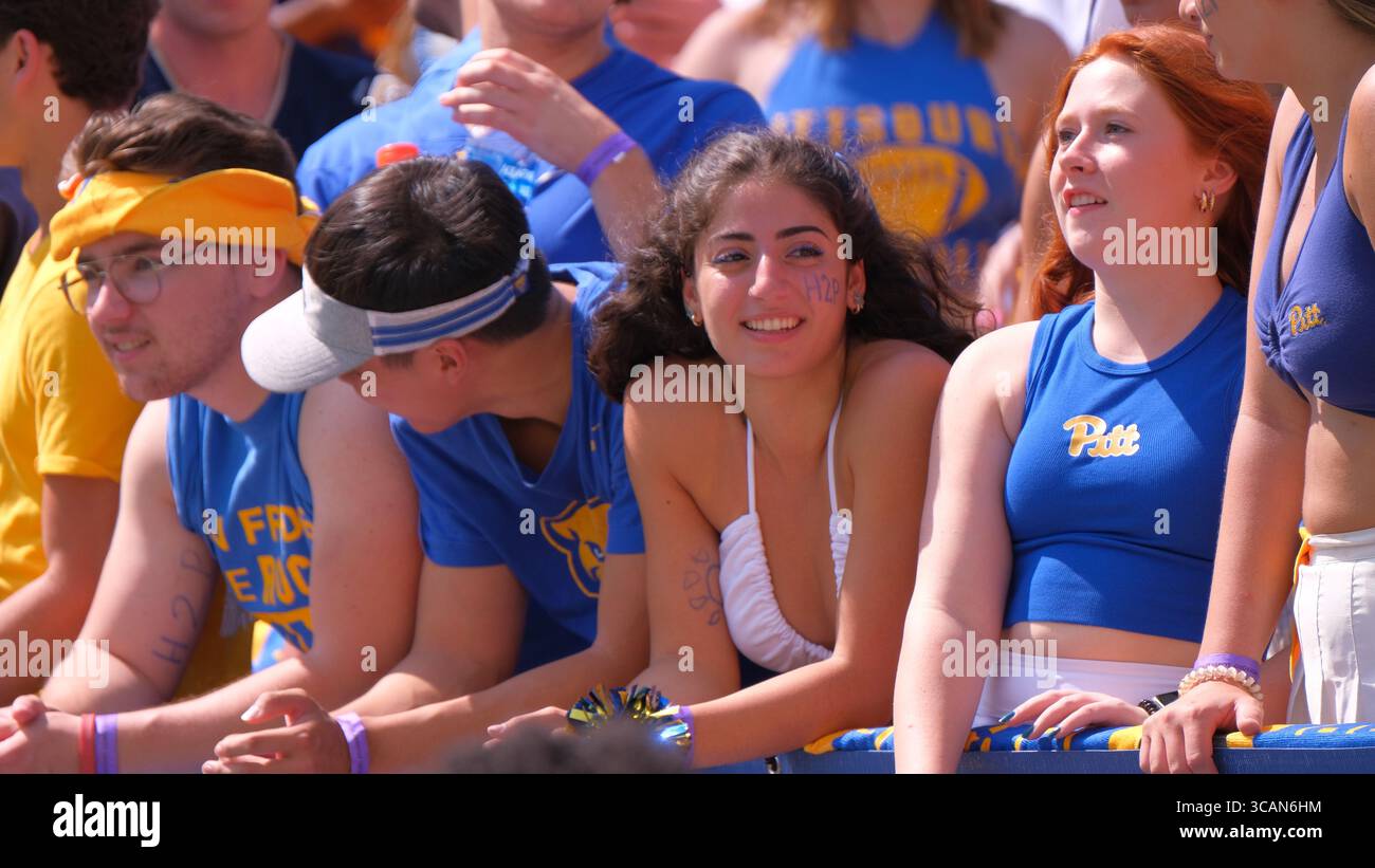 SEPTEMBER 2023: Pitt Fans während der Pitt Panthers vs Wofford Terriers in Pittsburgh, PA. Jason Pohuski/CSM (Foto: © Jason Pohuski/CSM via ZUMA Press Wire) Stockfoto