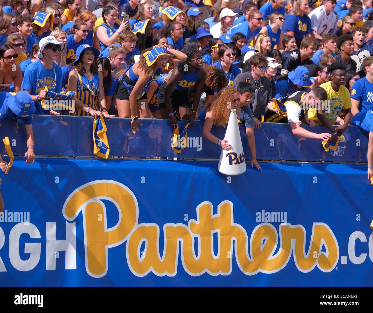 SEPTEMBER 2023: Pitt Fans während der Pitt Panthers vs Wofford Terriers in Pittsburgh, PA. Jason Pohuski/CSM (Foto: © Jason Pohuski/CSM via ZUMA Press Wire) Stockfoto