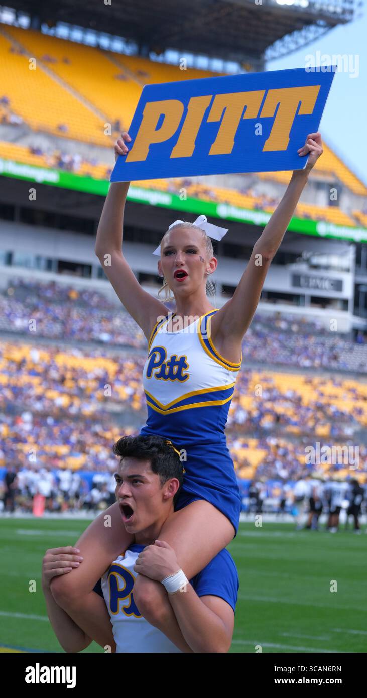 SEPTEMBER 2023: Pitt Cheerleader während der Pitt Panthers vs Wofford Terriers in Pittsburgh, PA. Jason Pohuski/CSM (Foto: © Jason Pohuski/CSM via ZUMA Press Wire) Stockfoto