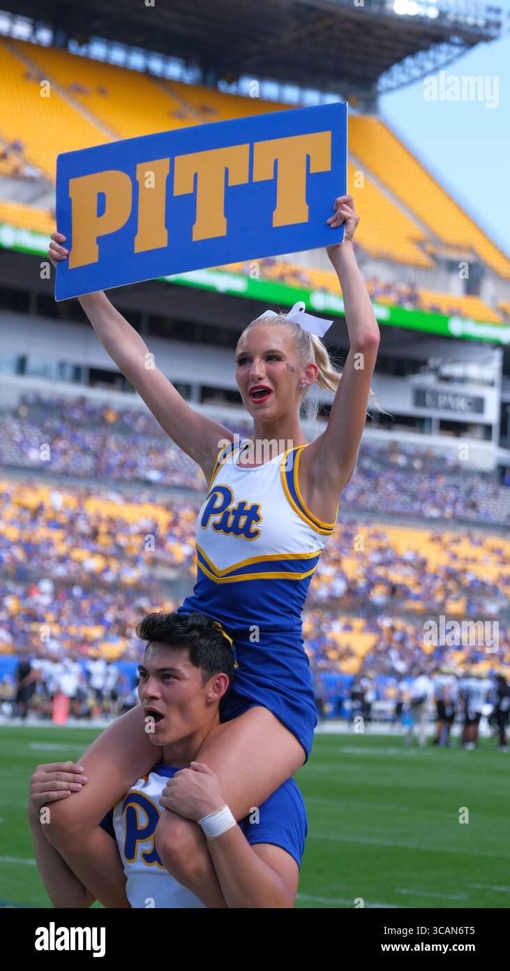 SEPTEMBER 2023: Pitt Cheerleader während der Pitt Panthers vs Wofford Terriers in Pittsburgh, PA. Jason Pohuski/CSM (Foto: © Jason Pohuski/CSM via ZUMA Press Wire) Stockfoto