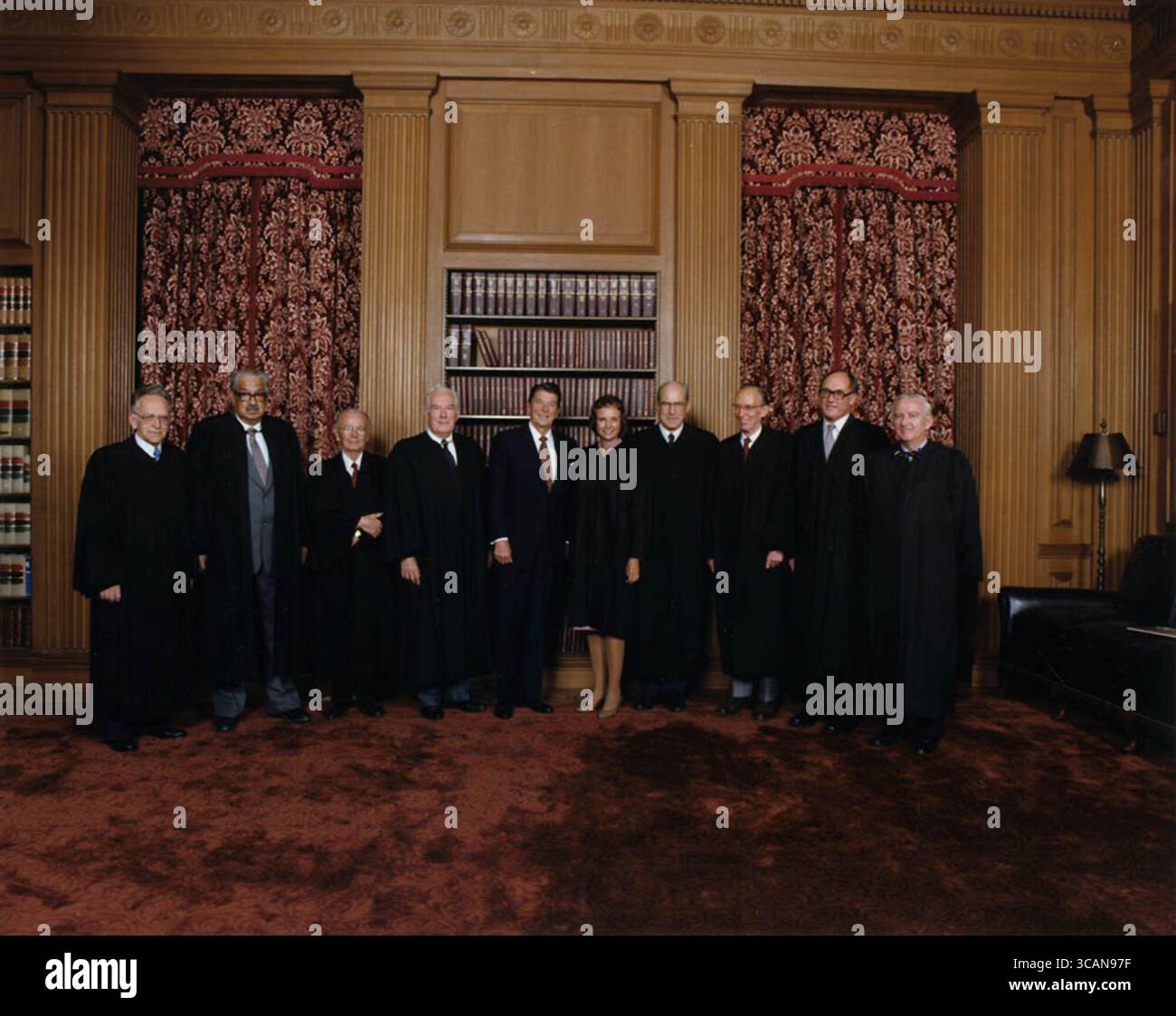 25. September 1981, Washington, District of Columbia, USA: Richter des Obersten Gerichtshofs posieren mit Präsident Ronald Reagan im Konferenzraum des Obersten Gerichtshofs. Von links nach rechts: Richter HARRY BLACKMUN, Richter THURGOOD MARSHALL, Richter WILLIAM BRENNAN, Chief Justice WARREN BURGER, Präsident REAGAN, Richter SANDRA DAY O’CONNOR, Richter BYRON WHITE, Richter LEWIS F. POWELL Jr., Richter WILLIAM REHNQUIST und Richter JOHN PAUL STEVENS. (Kreditbild: © Reagan Weißes Haus/ZUMA Press Wire) Stockfoto
