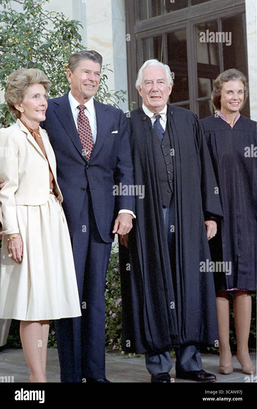 25. September 1981, Washington, District of Columbia, USA: Präsident RONALD REAGAN mit NANCY REAGAN, Richter WARREN BURGER und Richter SANDRA DAY O’CONNOR am Obersten Gerichtshof der Vereinigten Staaten für Gruppenfotos während der Vereidigungszeremonie für Sandra Day O’Connor als Richter am Obersten Gerichtshof der Vereinigten Staaten. (Kreditbild: © Reagan Weißes Haus/ZUMA Press Wire) Stockfoto