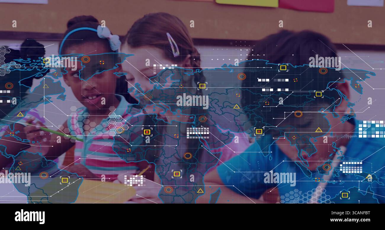 Zeichnen Sie eine Gruppe von Kindern mit farbigen Bleistiften am Klassentisch, mit digitaler Weltkarte Stockfoto