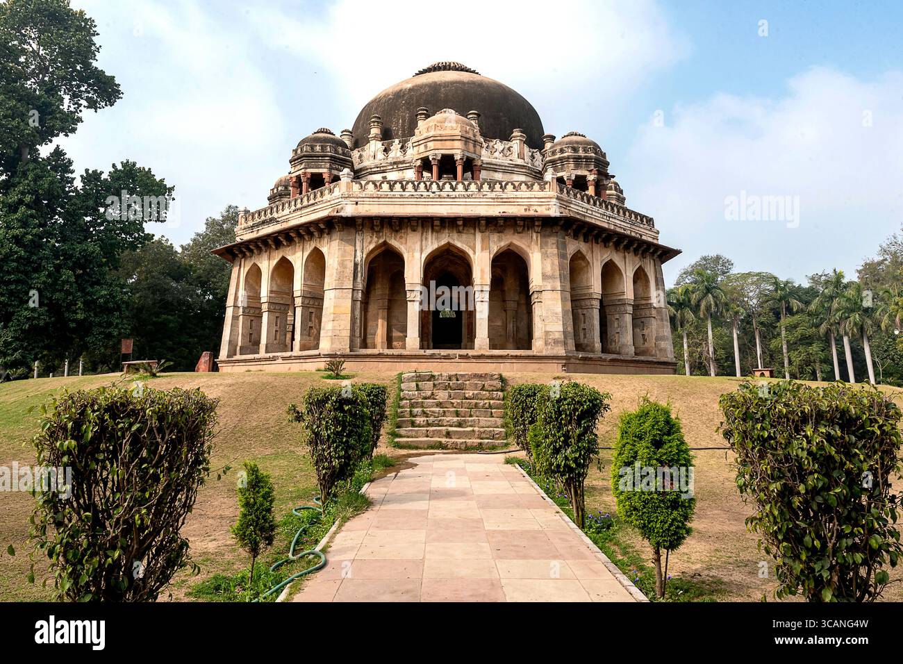 Das Grab von Sultan Sikandar Lodhi, ein Mausoleum aus der Mogul-Ära aus dem 16. Jahrhundert in den friedlichen Lodhi Gardens in Neu-Delhi, Indien. Stockfoto