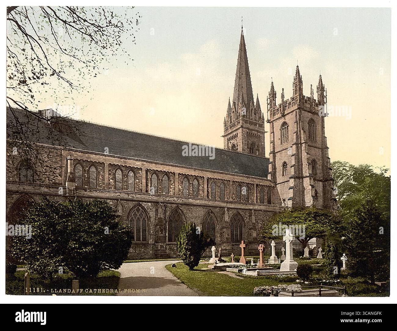 Kathedrale aus dem Norden, Llandoff (d. h. Llandaff), Wales] [zwischen ca. 1890 und ca. 1900]. 1 fotomechanischer Druck : Photochrom, Farbe. Stockfoto