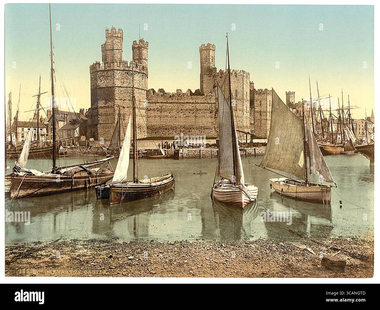 Allgemeine Ansicht Ende, Carnarvon Castle (d. h. Caernarfon), Wales] [zwischen ca. 1890 und ca. 1900]. 1 fotomechanischer Druck : Photochrom, Farbe. Stockfoto