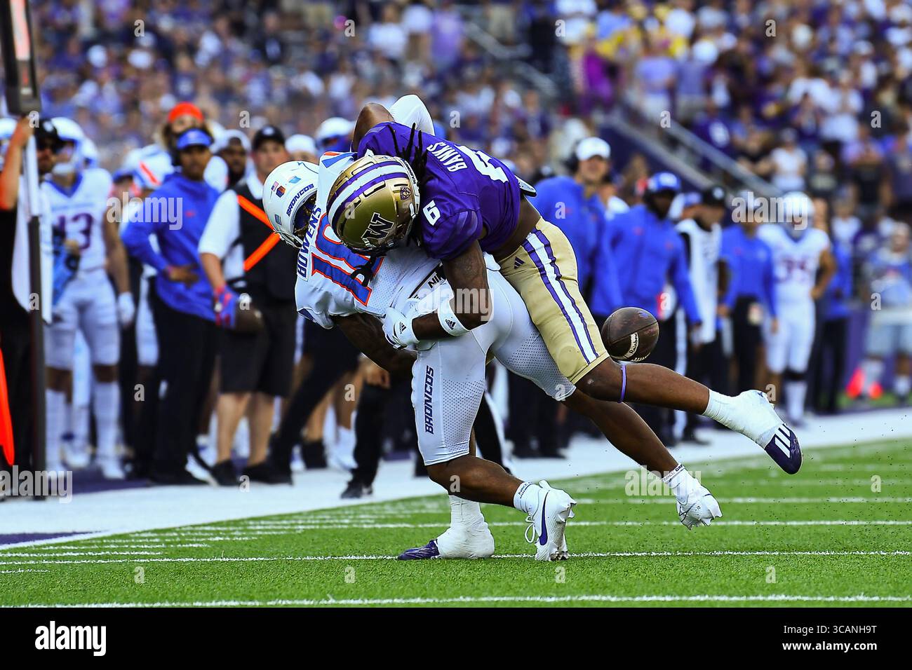 2. September 2023: Washington Huskies Cornerback Davon Banks (6) trennt Boise State Broncos Wide Receiver Billy Bowens (18) vom Ball während des NCAA-Fußballspiels zwischen den Boise State Broncos und Washington Huskies im Husky Stadium in Seattle, WA. Washington besiegte Boise State mit 56:19. Steve Faber/CSM (Foto: © Steve Faber/CSM via ZUMA Press Wire) Stockfoto