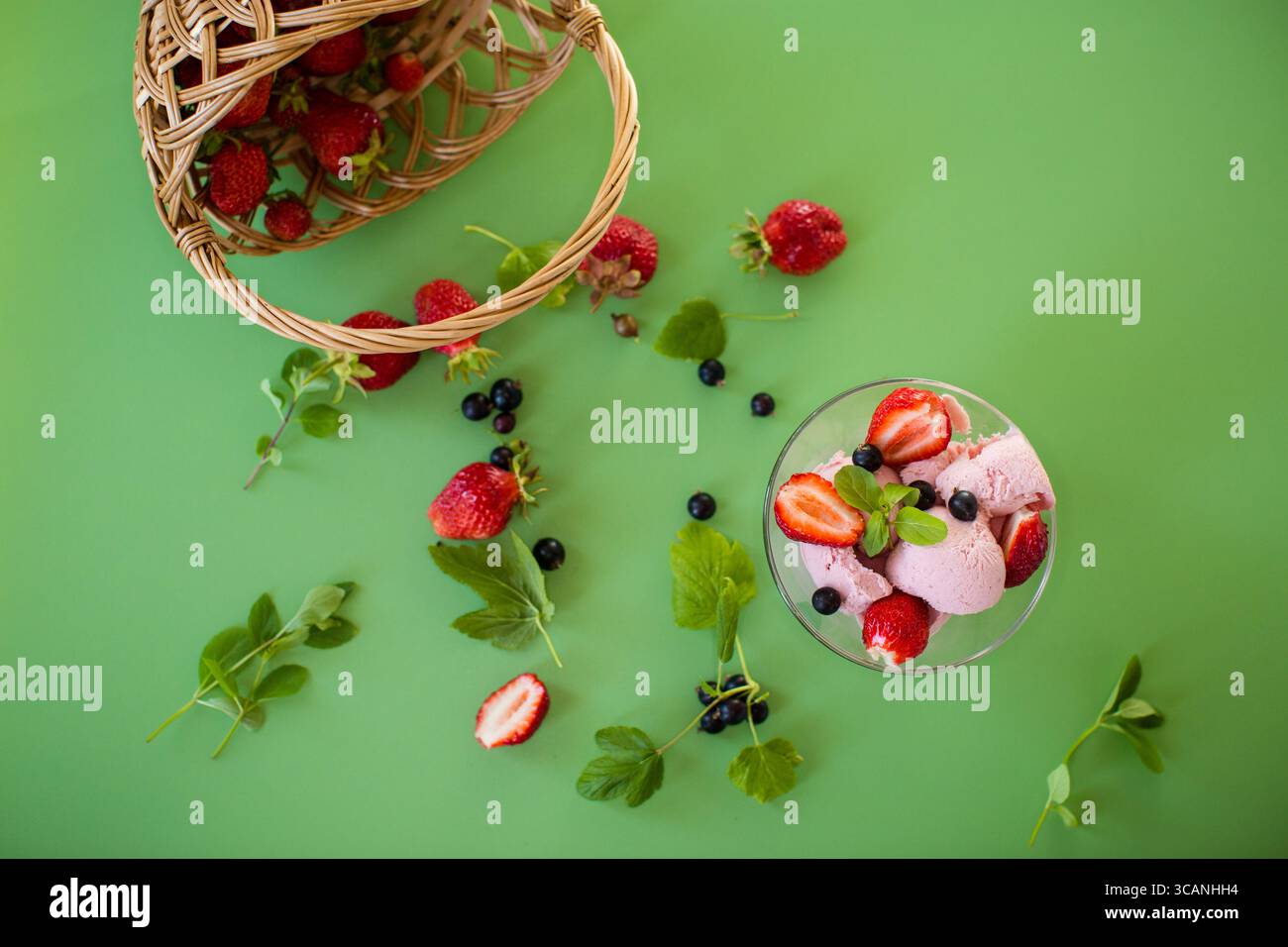 Erfrischendes Beereneis mit Erdbeeren und Johannisbeeren. Stockfoto