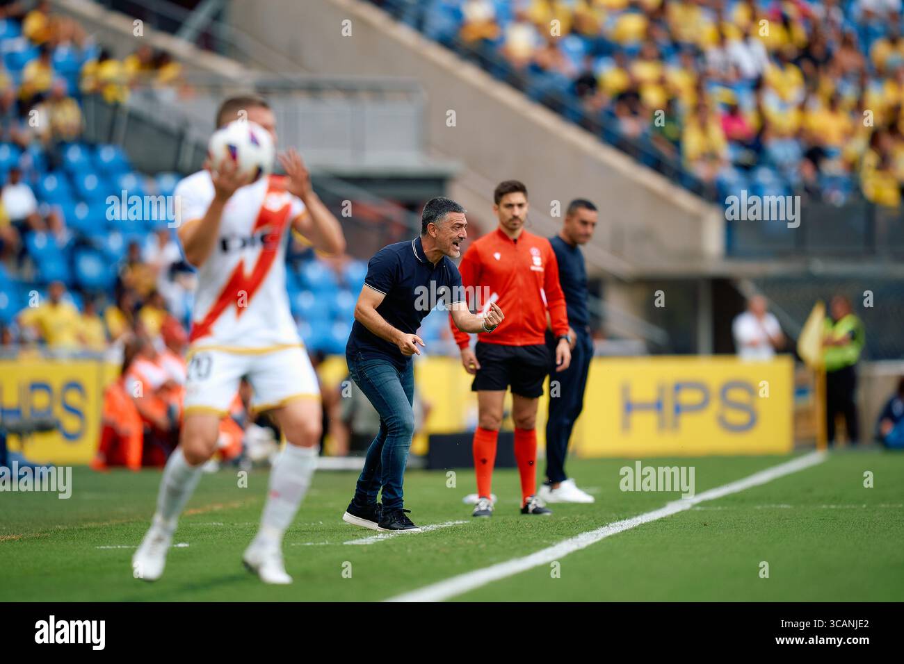 22. Oktober 2023, LAS PALMAS DE GRAN CANARIA, LAS PALMAS, SPANIEN: Xavi Garcia Pimienta von UD Las Palmas Gesten während der spanischen Liga, La Liga EA Sports, Fußballspiel zwischen UD Las Palmas und Rayo Vallecano am 22. Oktober 2023 in Las Palmas de Gran Canaria, Spanien. (Foto: © Gabriel Jimenez Lorenzo/AFP7 via ZUMA Press Wire) Stockfoto