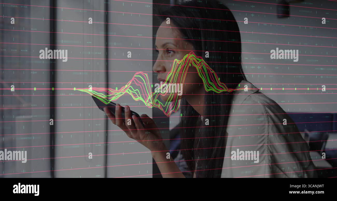 Ausstellende Frau mit Sprachbefehl, die im Home Office ihr Smartphone am Fenster hält, mit Analyseüberlagerung Stockfoto