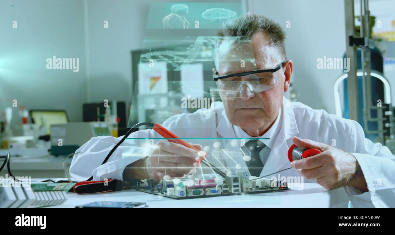 Wissenschaftler in Laborbeschichtungsprüfung Leiterplatte am Labortisch, mit Sonden und neuronaler Anzeige Stockfoto