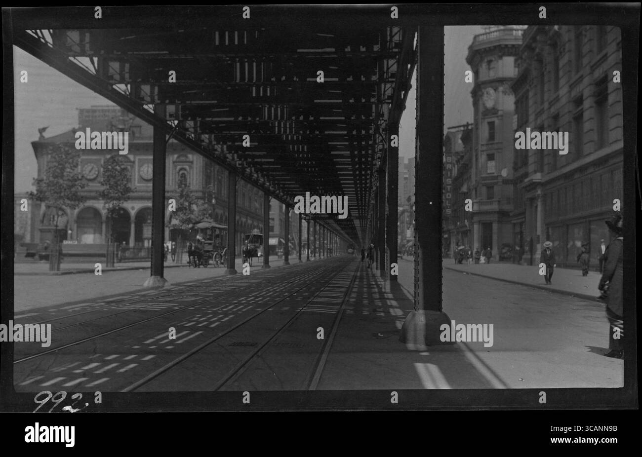 Unter einer Hochbahn in New York City. 1913 Stockfoto