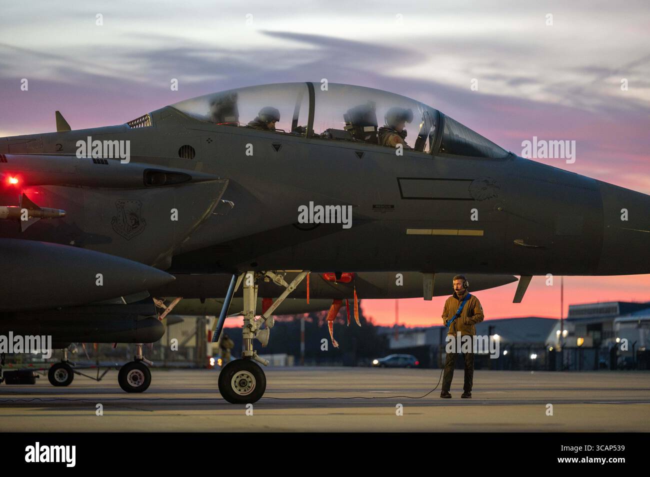 16. Oktober 2023, Suffolk, England, Vereinigtes Königreich: Ein F-15E Strike Eagle der US Air Force, der der 494th Fighter Squadron zugeteilt wurde, führt vor dem Flug Überprüfungen durch, bevor er am 16. Oktober 2023 in Suffolk, England, Großbritannien zum Start fährt. Die 494. Kämpfer werden nach dem Terroranschlag der Hamas zur Unterstützung Israels im Nahen Osten eingesetzt. (Bild: © Sra Olivia Gibson/U.S Air/Planet Pix via ZUMA Press Wire) Stockfoto