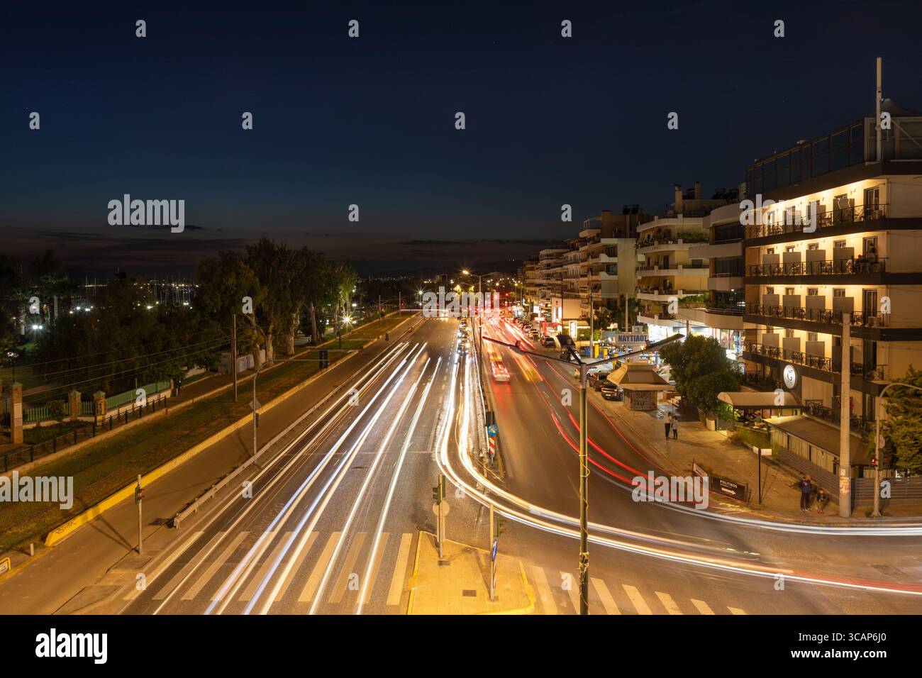 Athen, Griechenland - 1. Mai 2025: Sonnenuntergang über Athen: Die Autos strömen die Leoforos Poseidonos Avenue herunter Stockfoto