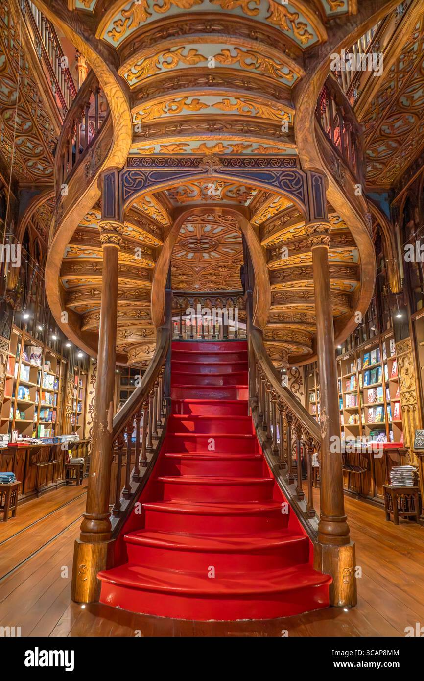 Herrliche Treppe Mit Rotem Teppich Im Berühmten Lello Bookstore Porto Portugal Innenansicht, Reich Verzierte, Literarische Wahrzeichen, Kulturerbe Stockfoto
