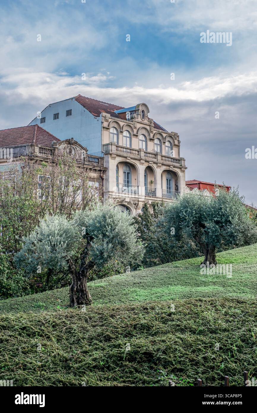Historische Lello Bookstore-Fassade Im Neogotischen Stil Mit Verzierten Balkonen Von Garden View Porto Portugal. Berühmtes literarisches Wahrzeichen, Kulturtourismus Stockfoto
