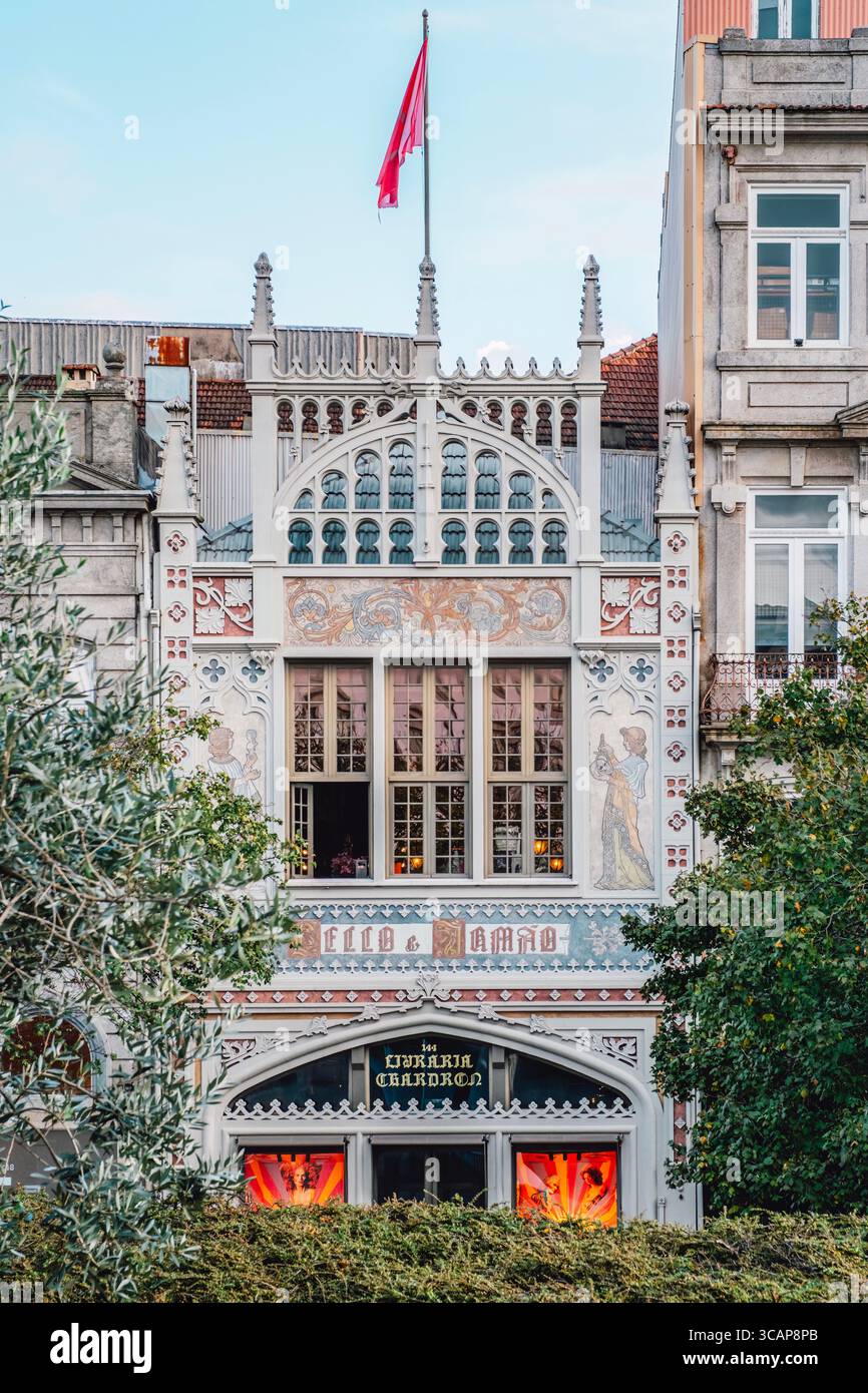 Jugendstilfassade des berühmten Buchhandels Lello mit gotischen Fenstern und verzierten Details Porto Portugal. Historisches literarisches Wahrzeichen, Kulturerbe, Tourismus Stockfoto