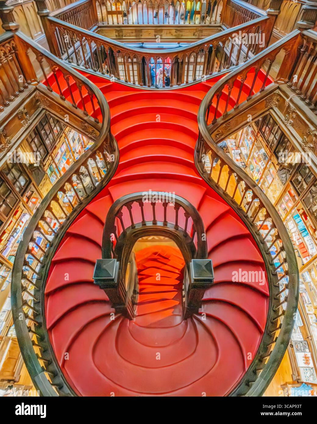 Legendäre Rote Geschwungene Treppe Im Lello Bookstore Porto Portugal Von Oben. Berühmtes Literarisches Wahrzeichen, Neogotische Architektur, Kulturerbe Stockfoto