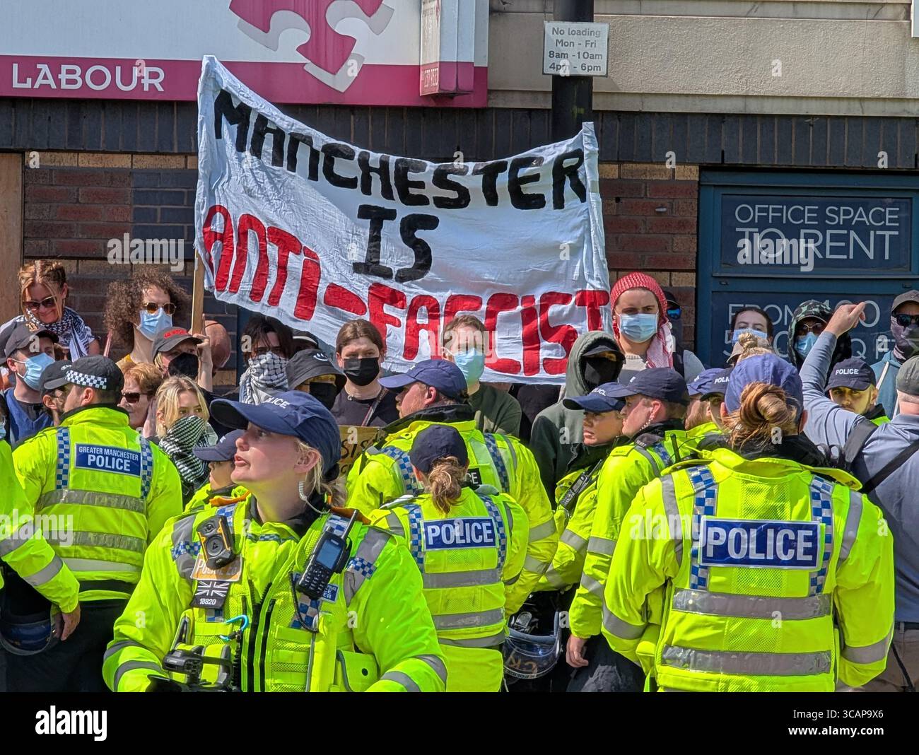 Gegenprotestoren beim ersten protestmarsch in Manchester Britain am 2. August 2025 Stockfoto