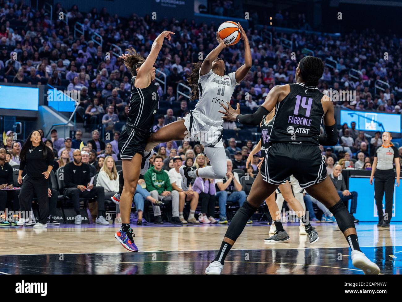 August 06 2025 San Francisco CA, U.S.A. Las Vegas guard Dana Evans (11)goes to the hoop during the WNBA Basketball game between Las Vegas Aces and the Golden State Valkyries. Las Vegas beat Golden State 78-72 at the Chase Center San Francisco Calif. Thurman James / CSM (Credit Image: © Thurman James/Cal Sport Media) (Cal Sport Media via AP Images) Stockfoto