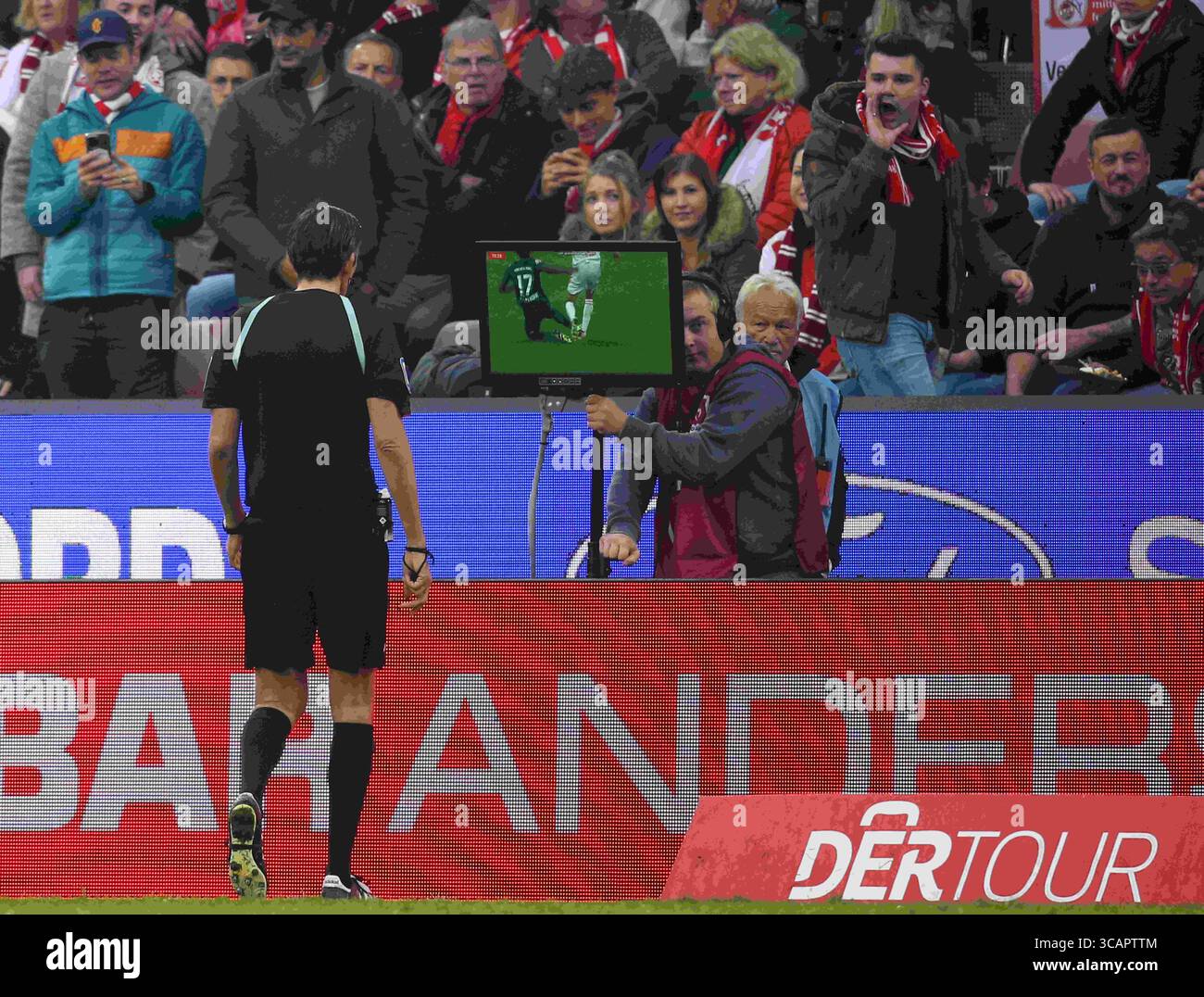 22. Oktober 2023, Köln, Deutschland: Schiedsrichter Deniz Aytekin überprüft mit dem VAR-Monitor eine mögliche Rote-Karte-Entscheidung gegen Manu Kone von Borussia Mönchengladbach während des Bundesliga-Spiels zwischen Mönchengladbach und dem FC Köln im RheinEnergieStadion (Credit Image: © Osama Faisal/SOPA Images via ZUMA Press Wire) Stockfoto